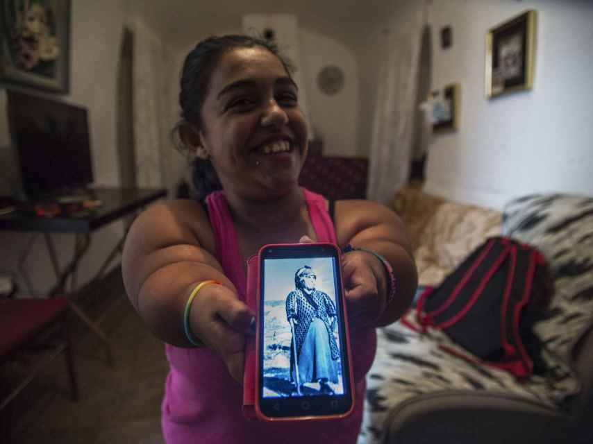 Paula muestra a través de la pantalla de su móvil la imagen captada por la fotógrafa Cristina García Rodero a su bisabuela, a la que apodaban La Zopa.