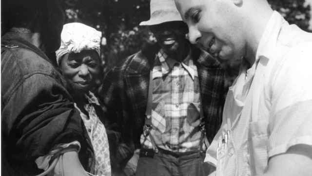 Un médico saca sangre a uno de los participantes del experimento de Tuskegee.