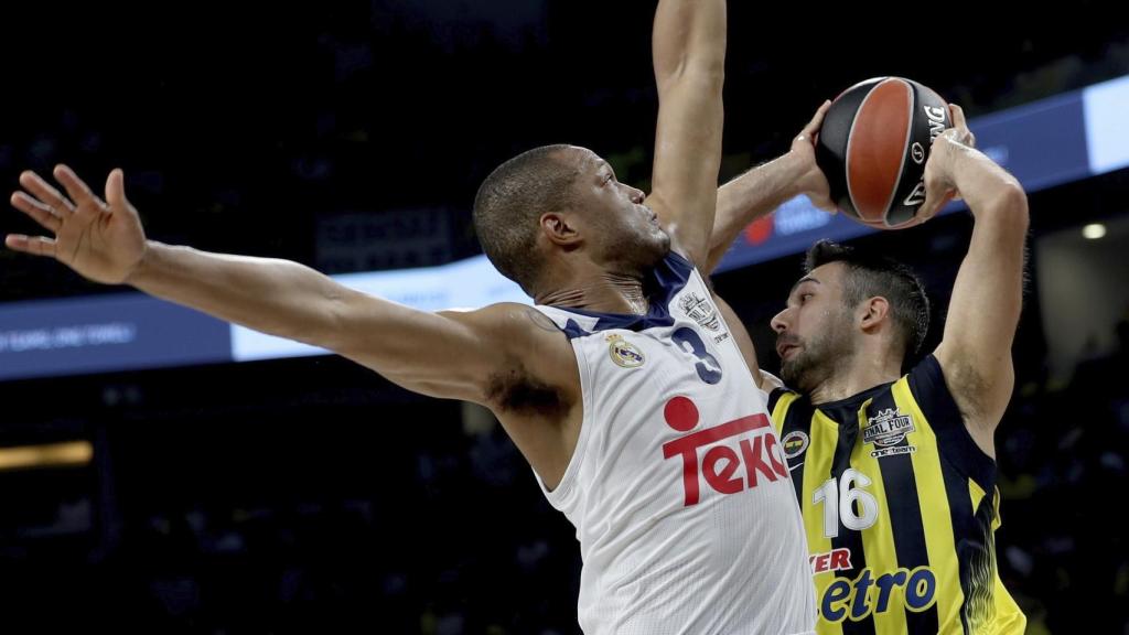 Anthony Randolph intenta parar a Kostas Sloukas.