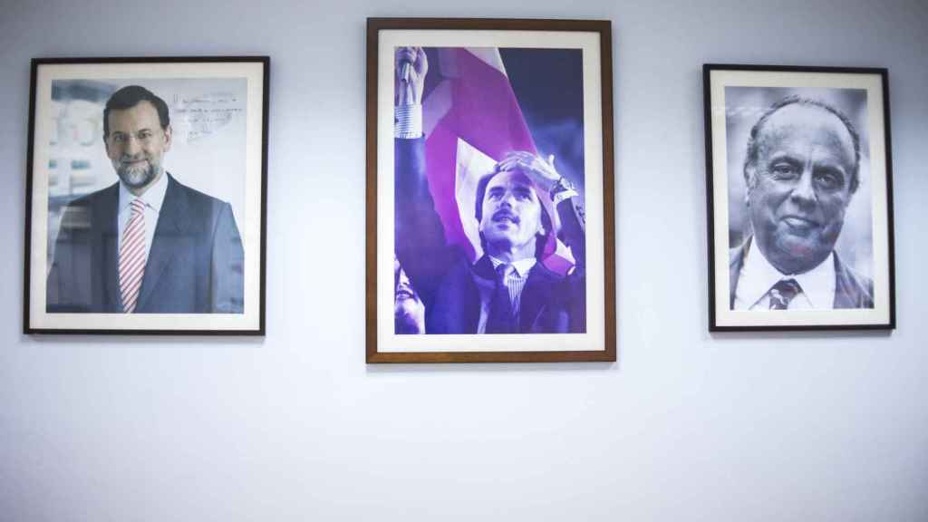 Retratos de Mariano Rajoy, José María Aznar y Manuel Fraga.