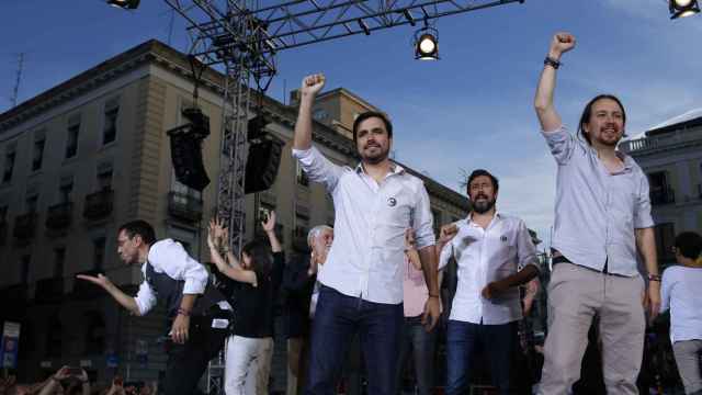 Iglesias, Garzón, Monedero y otros líderes de Unidos Podemos durante el acto en Sol.