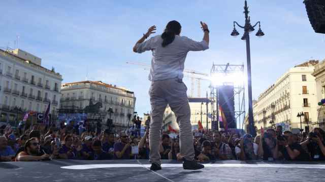 El líder de Podemos, Pablo Iglesias, se dirige a la gente congregada en Sol.