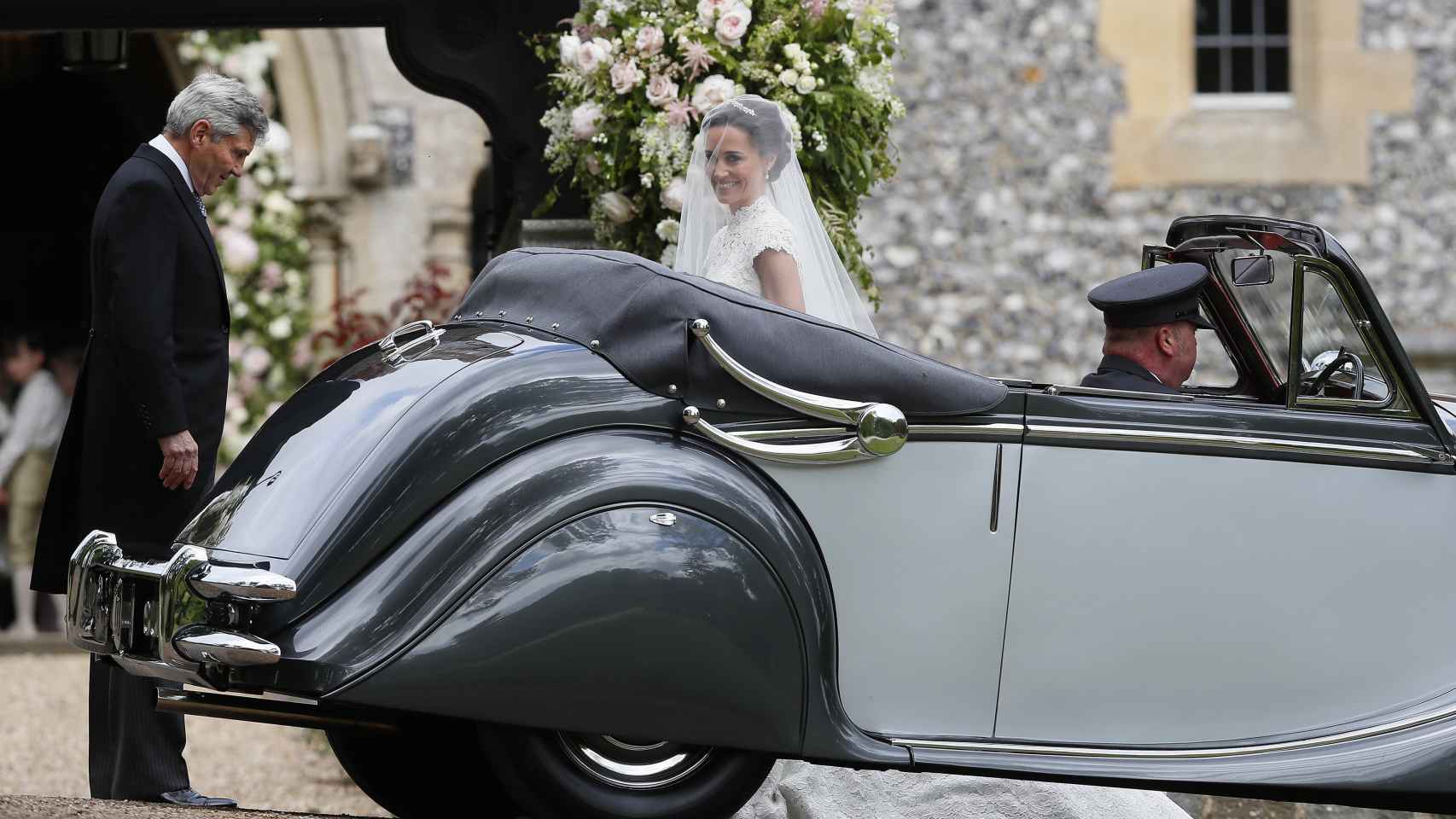 La novia llega en un coche clásico.