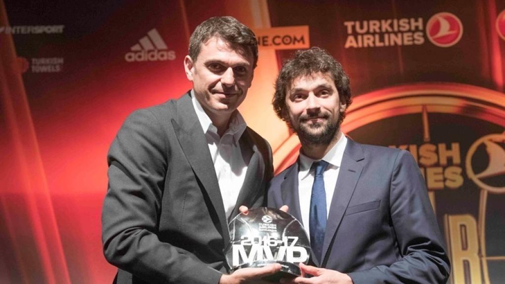 Sergio Llull recibe el MVP de la Euroliga de manos de Mirsad Turkcan.