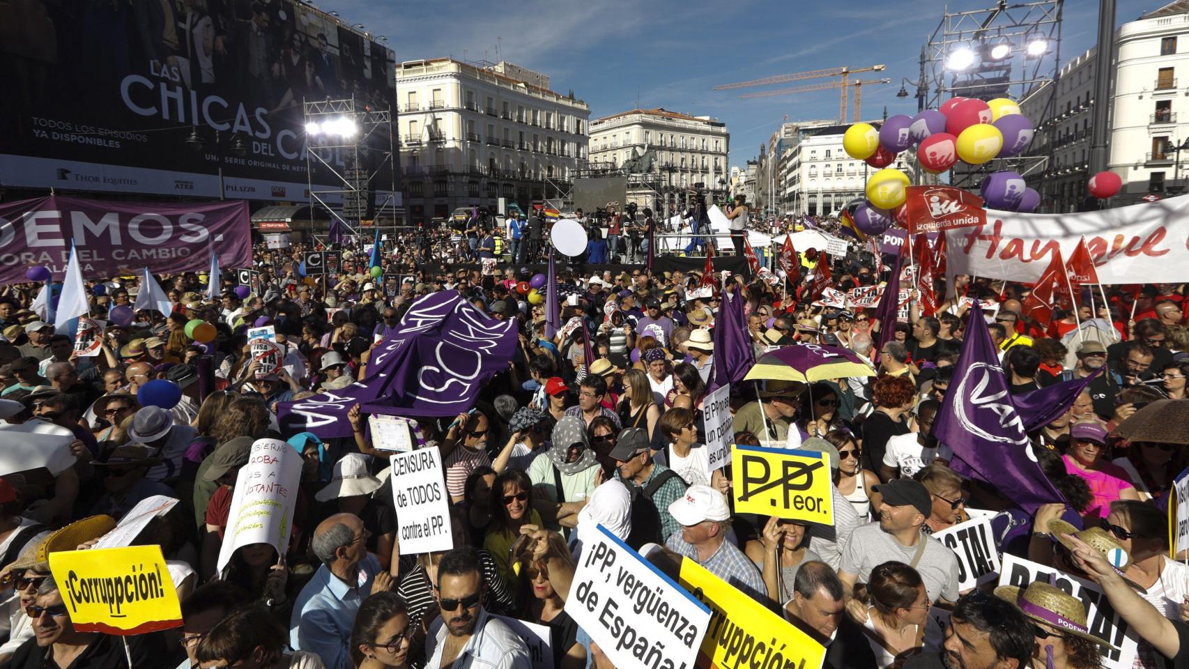 Miles de personas se han reunido en la Puerta del Sol para apoyar la moción de censura contra Mariano Rajoy. /  Efe