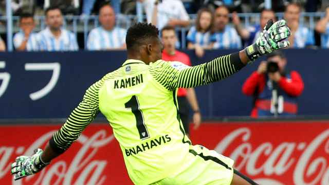 Karim Benzema trata de superar al portero malacitano Kameni