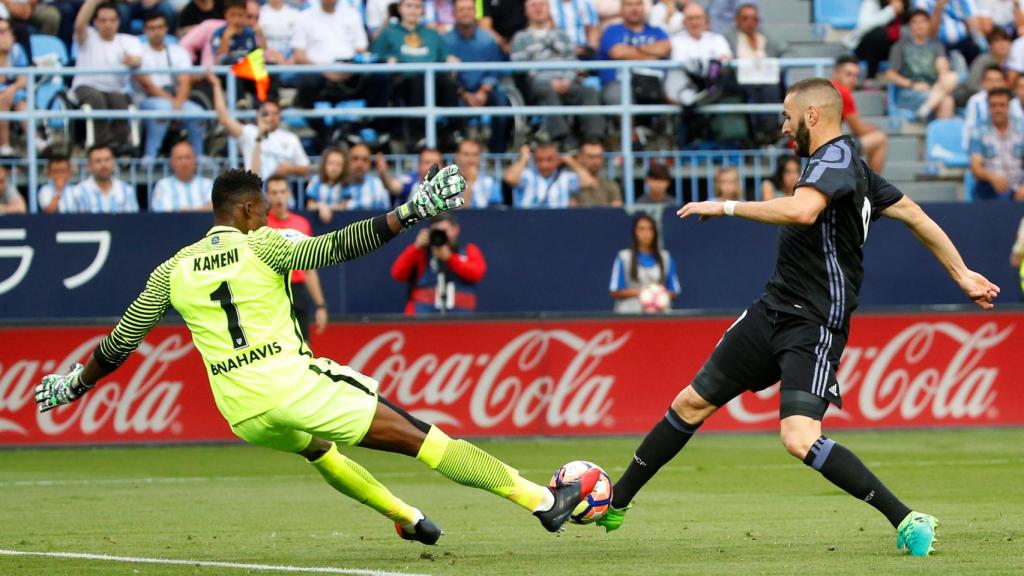 Karim Benzema trata de superar al portero malacitano Kameni