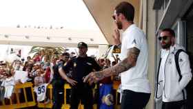 Sergio Ramos y Carvajal saludando a la afición que esperaba en el aeropuerto de Málaga