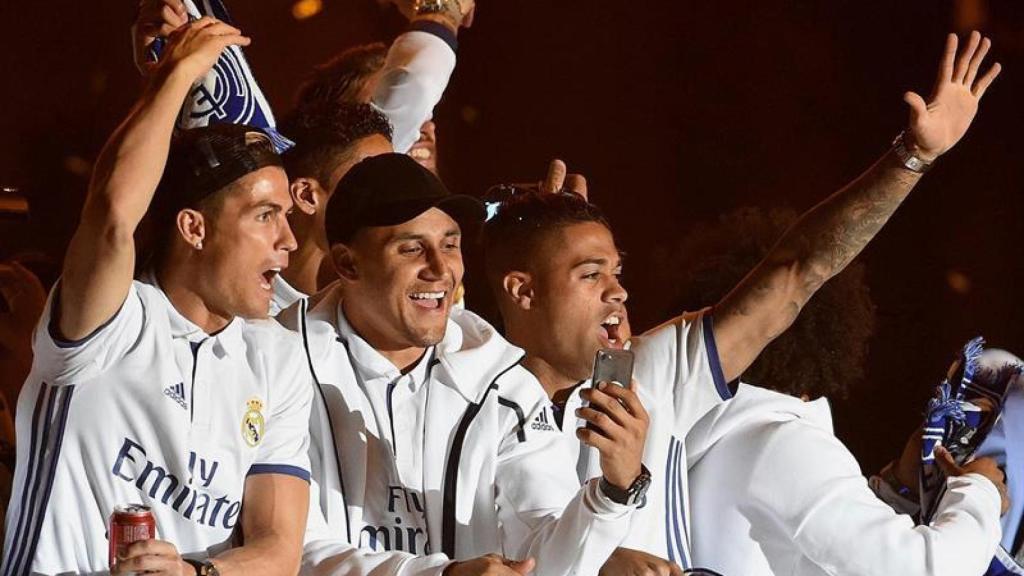 Cristiano, Keylor y Mariano celebran el título de Liga.