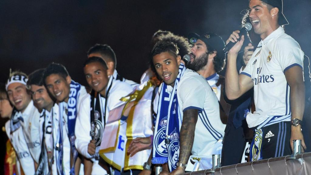 Cristiano habla para los aficionados madridistas en Cibeles mientras el resto de jugadores escuchan.