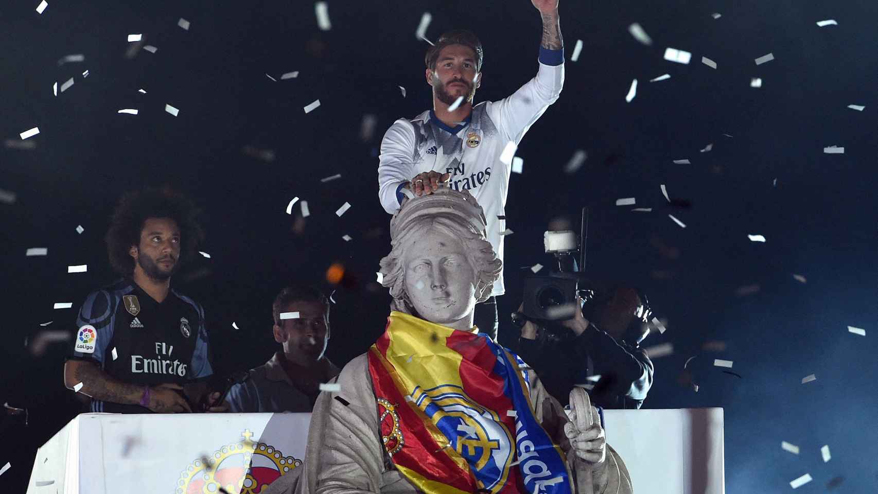 Sergio Ramos, capitán del Real Madrid, pone la bandera a la Diosa Cibeles.