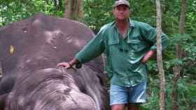 Theunis Botha, junto a un elefante cazado.
