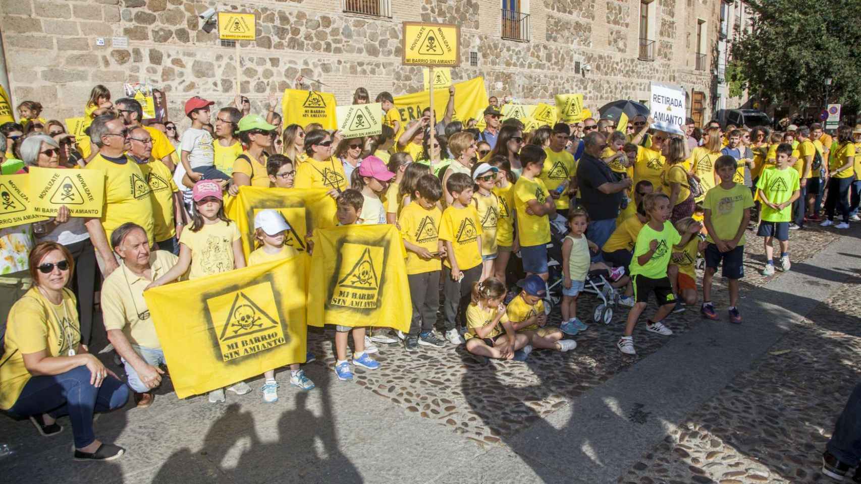El barrio del Polígono de Toledo se concentra ante Presidencia contra el peligroso amianto 1