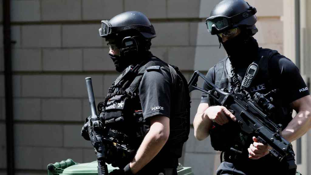 Policías armados en una zona residencial de Manchester.