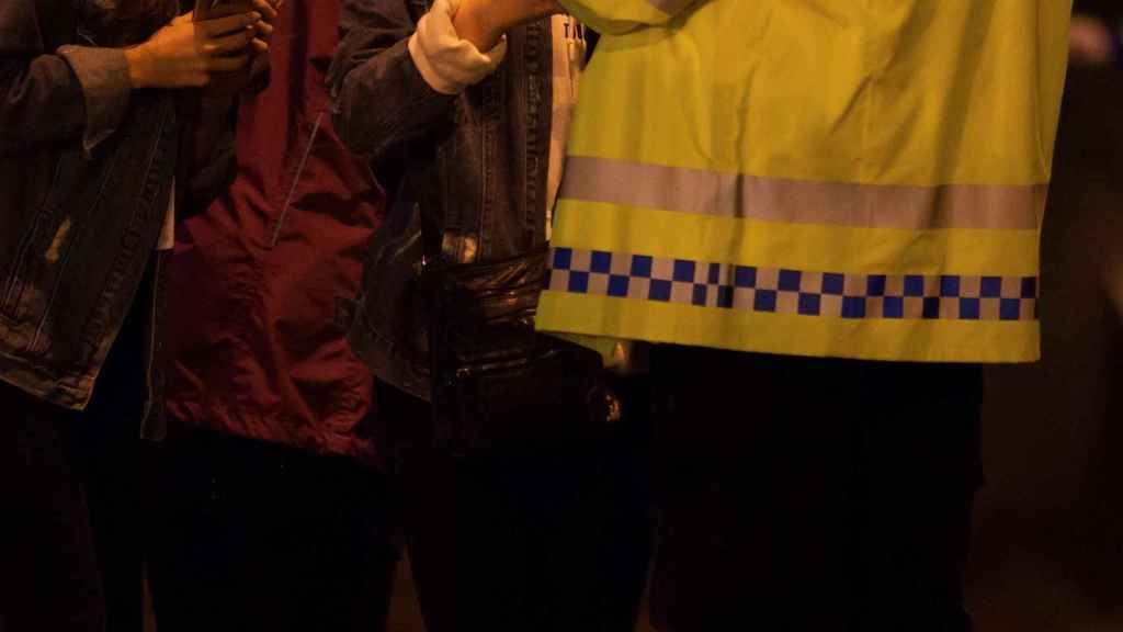 Asistentes al concierto de Ariana Grande en Manchester tras la explosión.