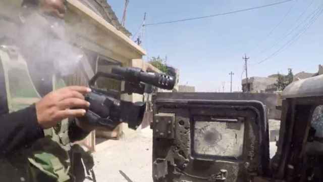 Instante en el que la bala impacta en la GoPro que lleva el periodista Ammar Alwaely.