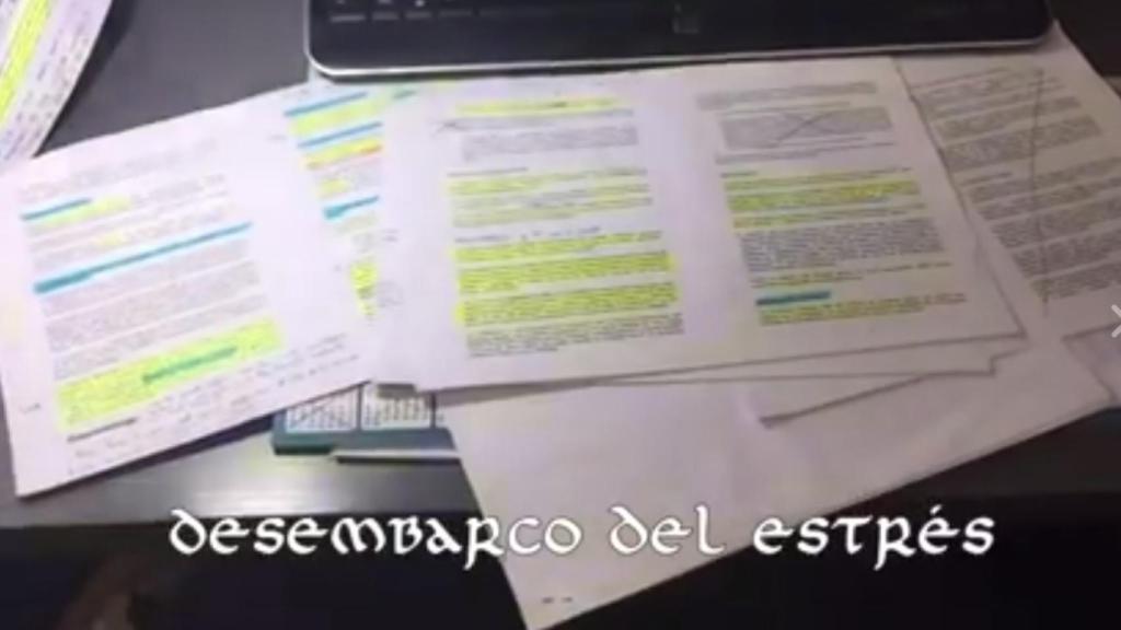 El escritorio de un estudiante = Desembarco del estrés