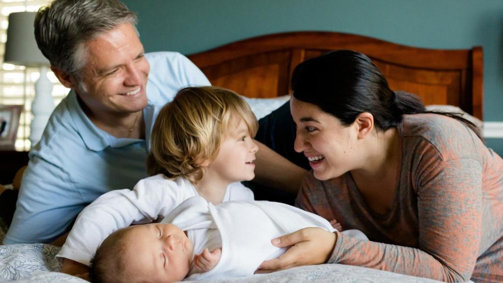 Unos padres con sus retoños, que no saben qué habrán heredado de ellos.