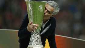Mourinho besa la Europa League tras ganarla.