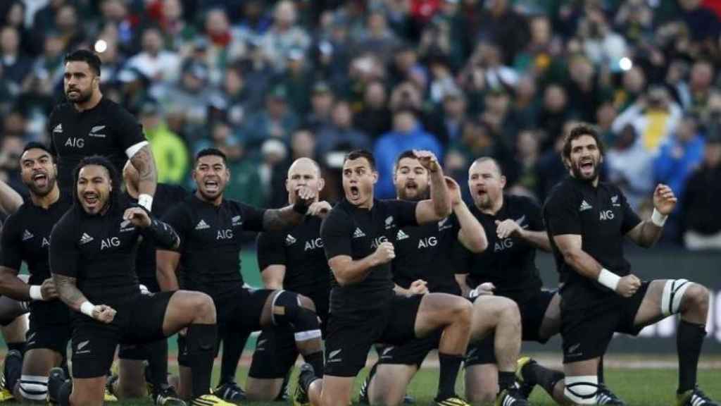 La selección de rugby de Nueva Zelanda en plena haka en un partido.