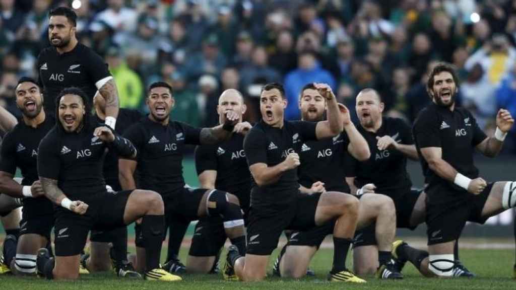 La selección de rugby de Nueva Zelanda en plena haka en un partido.