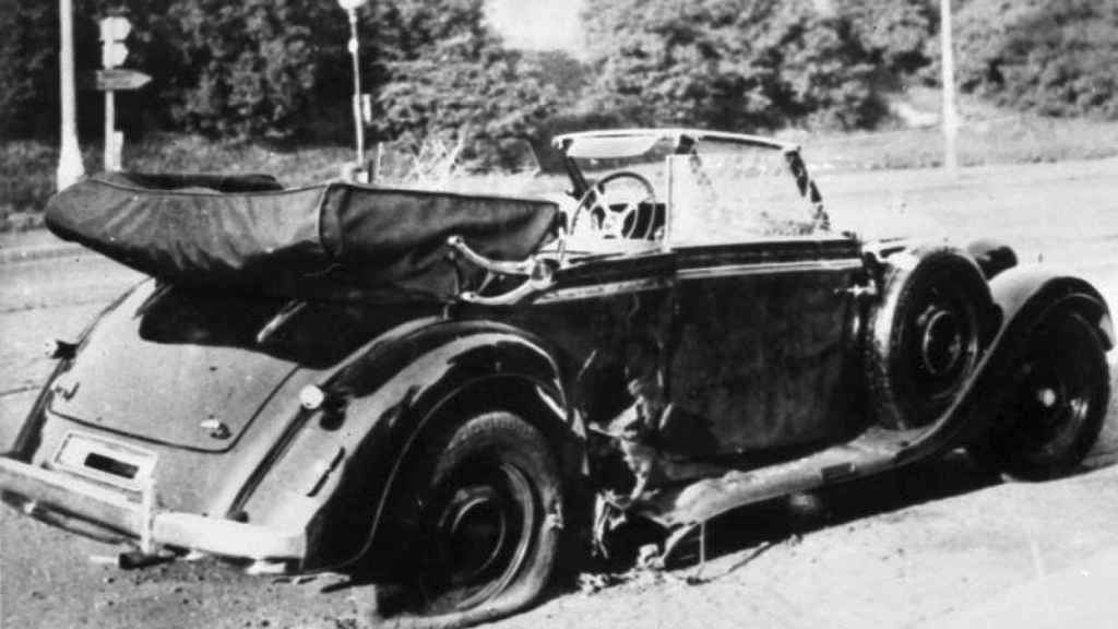 El Mercedes en el que viajaba Heydrich, tras la explosión de la granada.