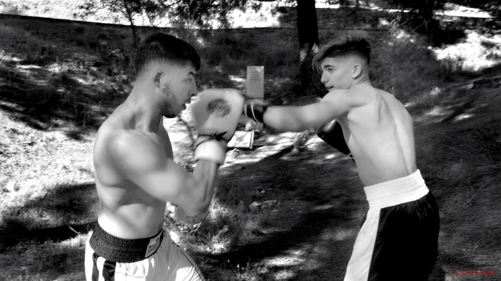 Un momento de la acción de los boxeadores.