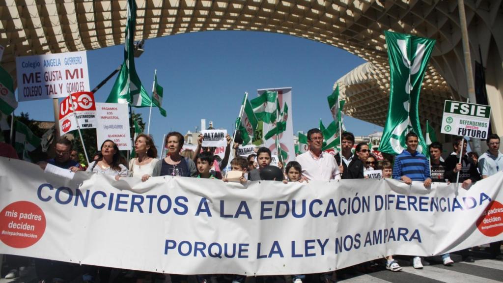 Manifestación contra la decisión de la Junta de Andalucía de retirar el concierto
