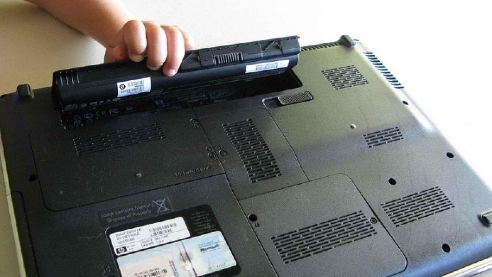 Внешняя зарядка для аккумулятора ноутбука. АКБ ноутбука фото. Как восстановить батарею ноутбука. Можно ли ноутбук постоянно держать на зарядке