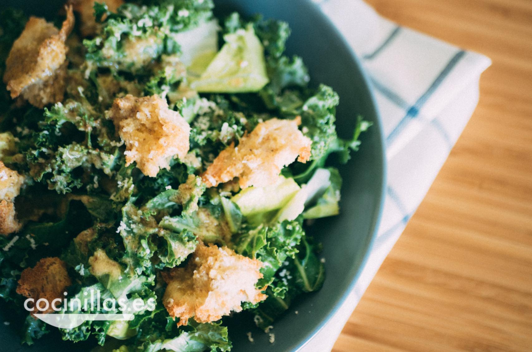 Esta ensalada de kale con aliño estilo César es perfecta para comer en la  terraza