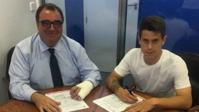 Alfon firmando su contrato. Foto: Albacete Balompié