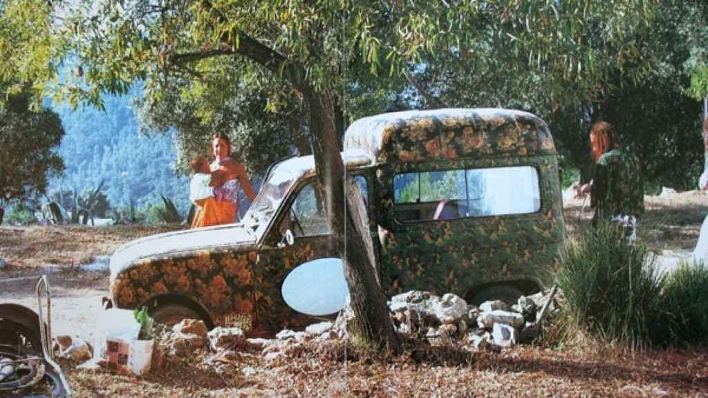 Armin Heneiman, detrás del Renault 4 de flores, fue uno de los diseñadores responsables de los atuendos ibicencos en la época hippie