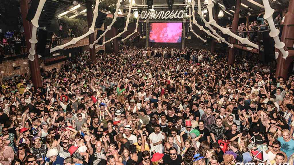 La discoteca Amnesia durante su sesión de cierre en 2014. Poco queda de aquella masía fundada por Antonio Escohotado