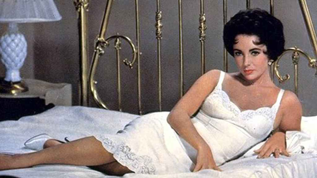 Escena de la película La gata sobre el tejado de zinc (1958) con Elizabeth Taylor como protagonista.