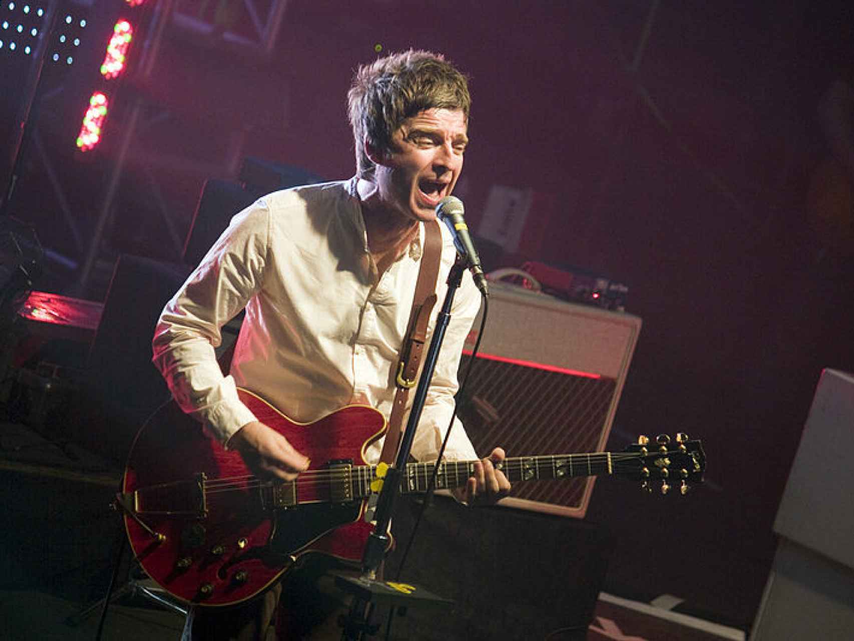 Noel Gallagher en acción en Razzmatazz.