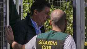 Ignacio González junto a un agente de la UCO el día de su detención, el 19 de abril pasado