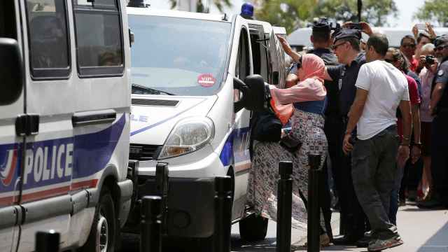 Controles de la policía francesa este viernes en Cannes