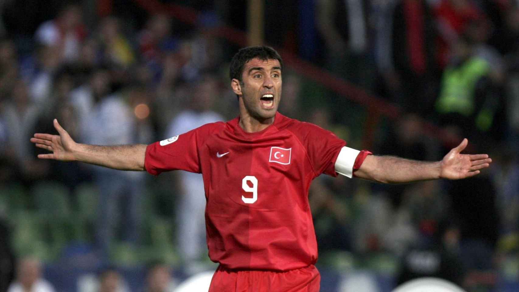Hakan Sükür en un partido con la selección turca.