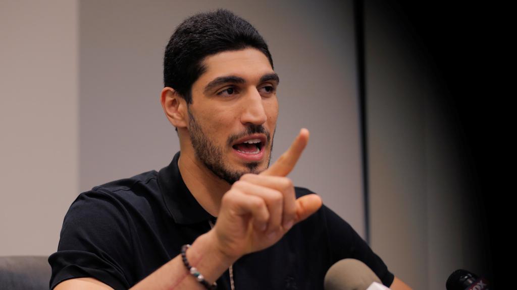 Enes Kanter habla con los medios tras sus problemas burocráticos.