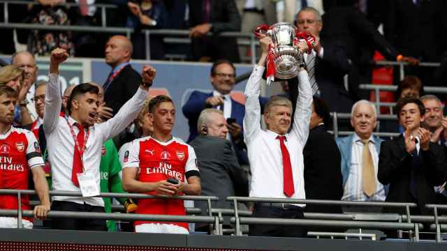 Wenger levanta el FA Cup.