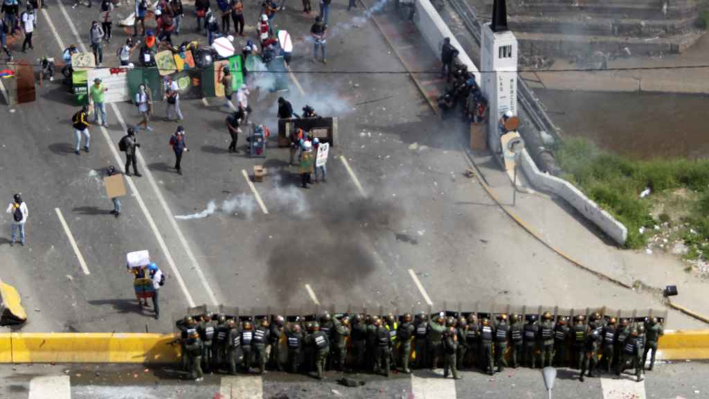 Vista cenital del enfrentamiento entre manifestantes y policía.