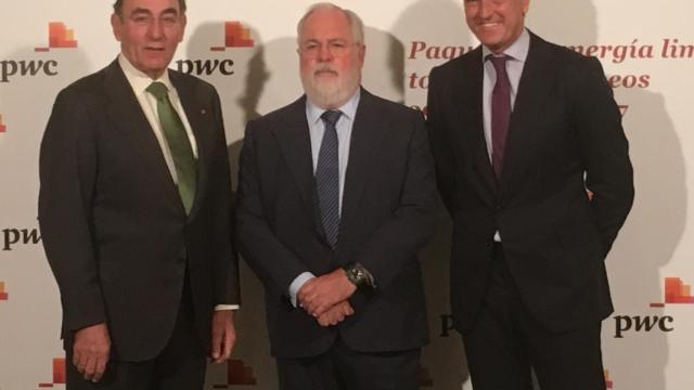 El presidente de Iberdrola, Ignacio Sánchez Galán; el Comisario de Acción por el Clima y Energía, Miguel Arias Cañete; y el presidente de PwC España, Gonzalo Sánchez.