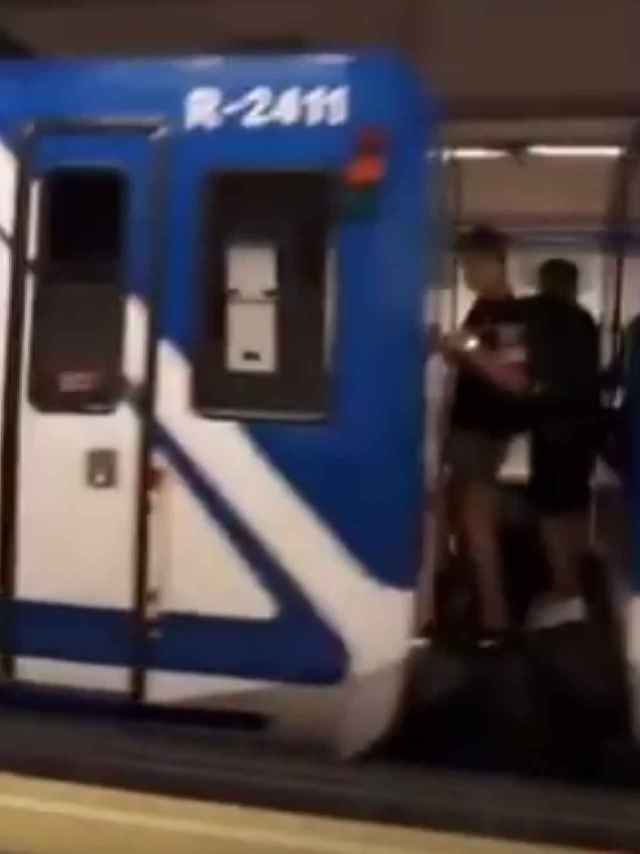 Una persona grabó a estos dos chicos viajando entre vagones de metro, en la misma línea en la que minutos más tarde un tren atropelló a un chico que viajaba en las mismas condiciones