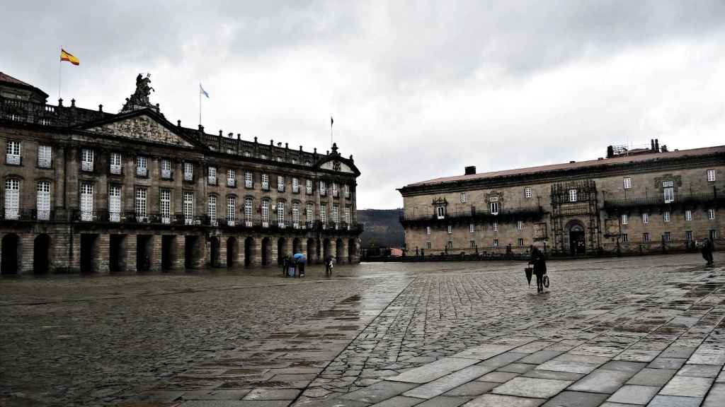 Una sorprendente estampa: la plaza del Obradoiro nublada tras la lluvia.