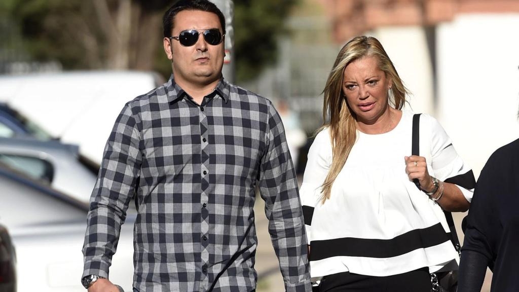 Belén Esteban y su novio, Miguel, a su llegada al juicio.