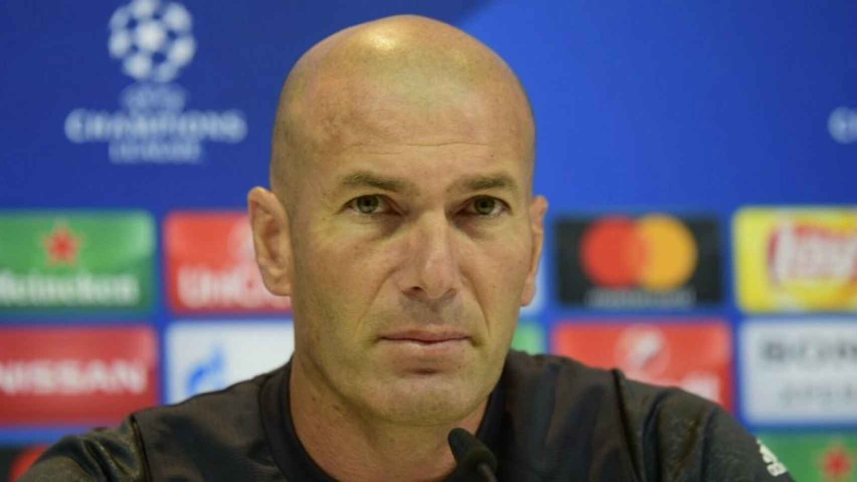 Zidane atento durante la rueda de prensa. Foto: Lucía Contreras / El Bernabéu