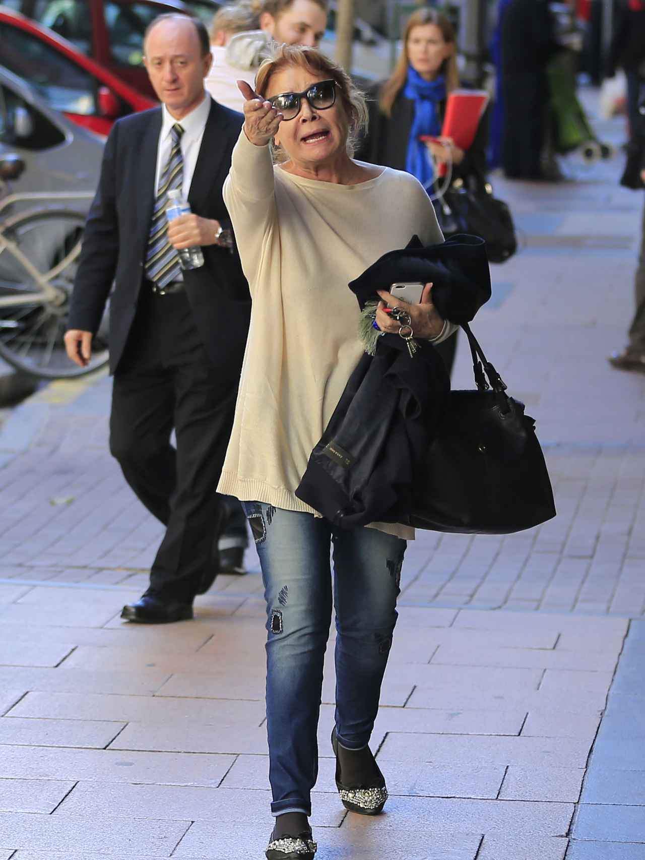 Mila Ximénez por las calles de Madrid.
