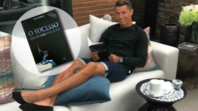 Cristiano Ronaldo disfruta de un té y de su inseparable libro.