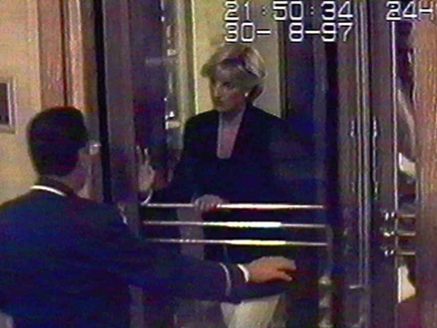 Diana de Gales, saliendo del hotel Ritz en el que se alojó en París.