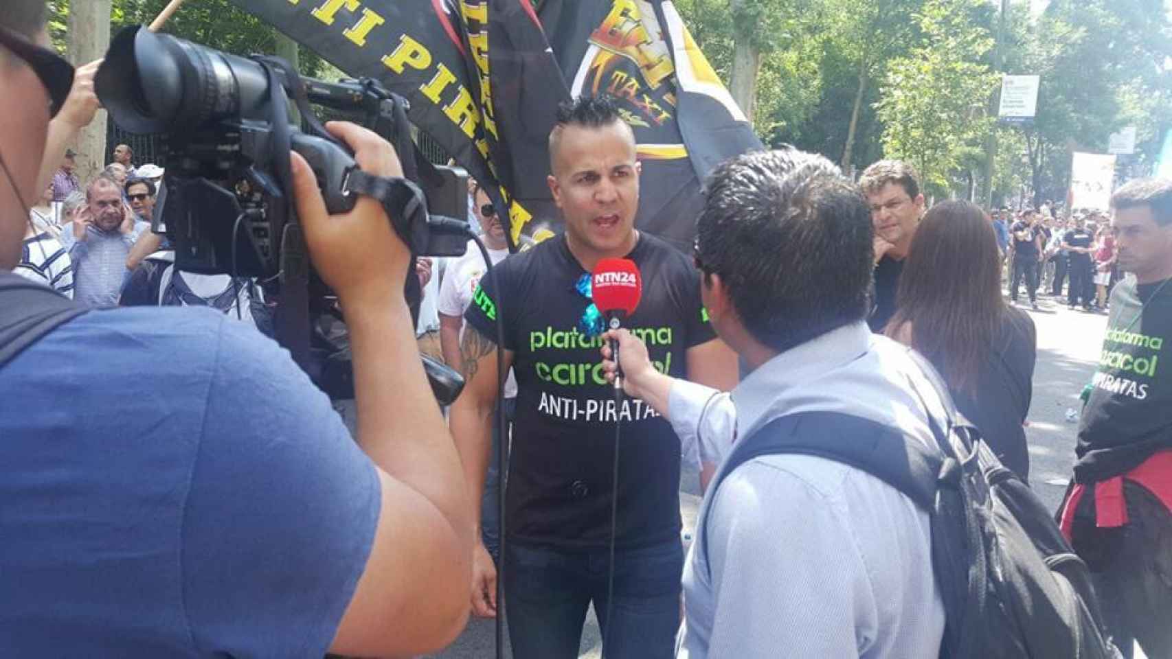 Peseto loco, atendiendo a los medios durante la manifestación, es una de las figuras más radicales de los taxistas en sus protestas